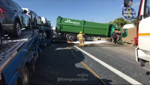 Accidente entre tres camiones en el Puente del Centenario Accidente entre tres camiones en el Puente del Centenario