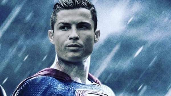 Cristiano Ronaldo vestido de Superman Cristiano Ronaldo vestido de Superman