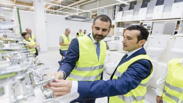 Fernández-Pacheco recorre la sección de sanitarios de la nueva tienda Fernández-Pacheco recorre la sección de sanitarios de la nueva tienda