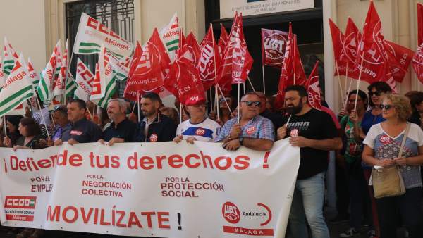 Concentración CCOO-UGT por un trabajo decente Concentración CCOO-UGT por un trabajo decente