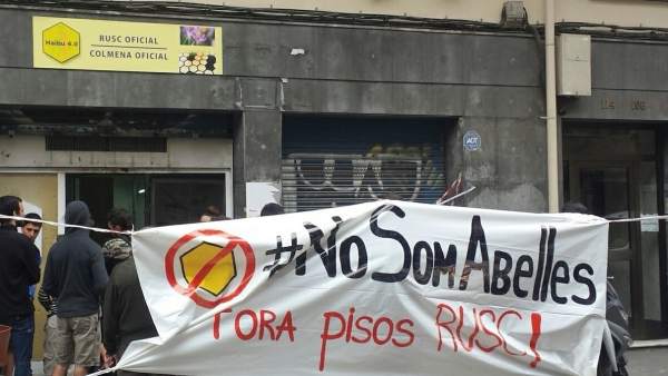 Acción vecinal en Sants contra la construcción de pisos colmena en este distrito barcelonés. Acción vecinal en Sants contra la construcción de pisos colmena en este distrito barcelonés.