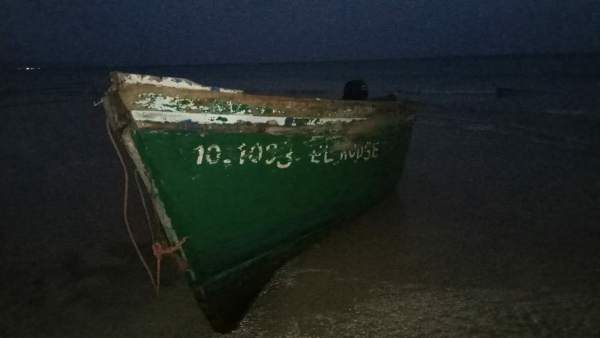 Una patera en su llegada a Fuerteventura Una patera en su llegada a Fuerteventura