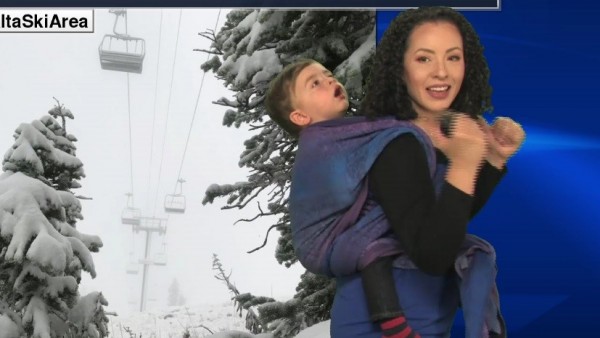 Una presentadora da el tiempo con su hijo a la espalda Una presentadora da el tiempo con su hijo a la espalda