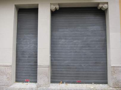 Persiana de un comercio bajada.