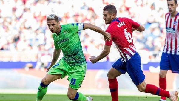Joaquín pugna con Koke por un balón. Joaquín pugna con Koke por un balón.