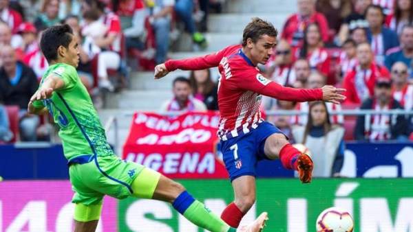 Antoine Griezmann dispara en presencia de Aissa Mandi. Antoine Griezmann dispara en presencia de Aissa Mandi.
