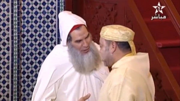 El jeque Fizazi saludando al rey Mohamed VI El jeque Fizazi saludando al rey Mohamed VI