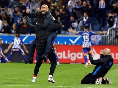 Abelardo celebra la victoria del Alavés frente al Real Madrid.