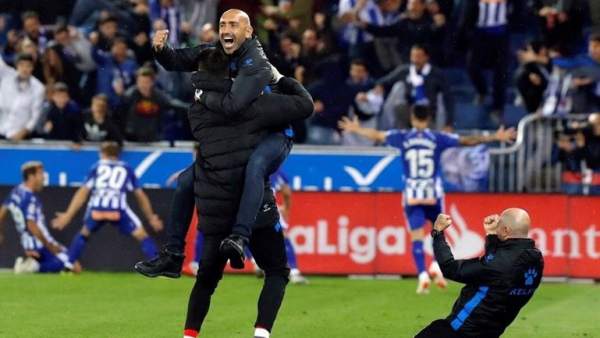 Abelardo celebra la victoria del Alavés frente al Real Madrid. Abelardo celebra la victoria del Alavés frente al Real Madrid.