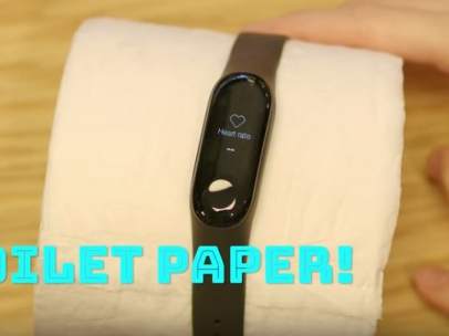 Pulsera inteligente colocada en un rollo de papel higiénico
