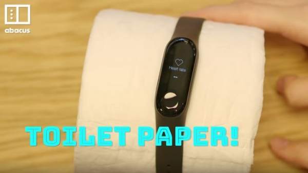Pulsera inteligente colocada en un rollo de papel higiénico Pulsera inteligente colocada en un rollo de papel higiénico