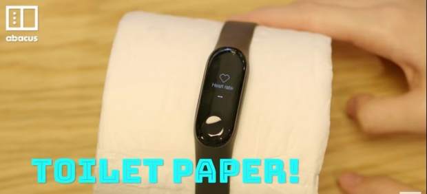 Pulsera inteligente colocada en un rollo de papel higiénico