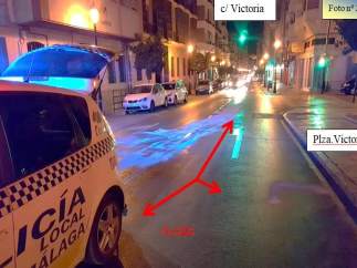 Policía local aceite vertido en carretera