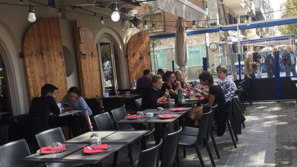 Una de las terrazas del Passeig Joan de Borbó en su ubicación tradicional junto a la fachada. Una de las terrazas del Passeig Joan de Borbó en su ubicación tradicional junto a la fachada.