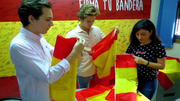 NNGG prepara las banderas de España NNGG prepara las banderas de España