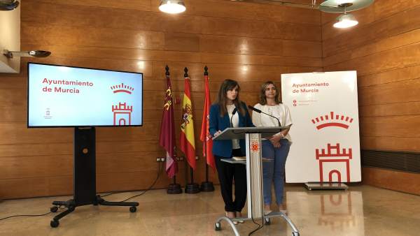 La concejal Rebeca Pérez, acompañada de Conchita Ruiz La concejal Rebeca Pérez, acompañada de Conchita Ruiz
