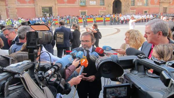 El consejero de Presidencia, Pedro Rivera, atiende a los medios El consejero de Presidencia, Pedro Rivera, atiende a los medios