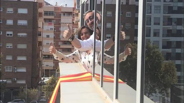 Momento en el que PP cuelga bandera de España en fachada Asamblea Momento en el que PP cuelga bandera de España en fachada Asamblea