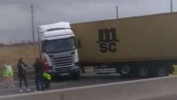 Uno de los camiones implicados en el accidente múltiple de la A-4. Uno de los camiones implicados en el accidente múltiple de la A-4.