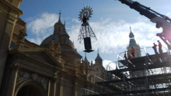 Grúas TADI eleva la imagen de la virgen del Pilar para la ofrenda Grúas TADI eleva la imagen de la virgen del Pilar para la ofrenda