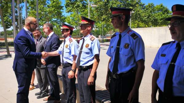 El conseller Miquel Buch saluda al comisario de los Mossos Ferran López. El conseller Miquel Buch saluda al comisario de los Mossos Ferran López.