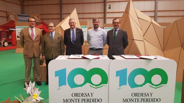 Autoridades en el stand del Centenario de Ordesa en Feria de Zaragoza Autoridades en el stand del Centenario de Ordesa en Feria de Zaragoza