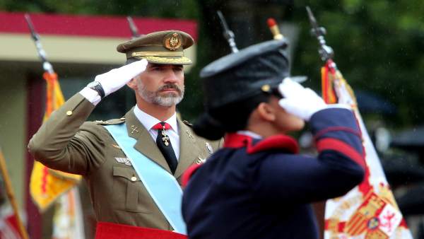 El Rey durante el desfile militar del 12 de Octubre El Rey durante el desfile militar del 12 de Octubre