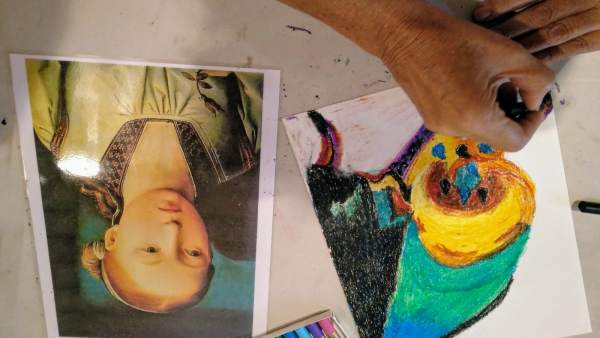 Una persona pintando Una persona pintando