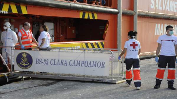 Cruz Roja atiende a inmigrantes llegados en patera Cruz Roja atiende a inmigrantes llegados en patera