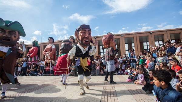 La Comparsa de Gigantes y Cabezudos ha estado en la Feria General 2018. La Comparsa de Gigantes y Cabezudos ha estado en la Feria General 2018.