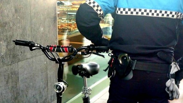 El agente con el patinete multado El agente con el patinete multado