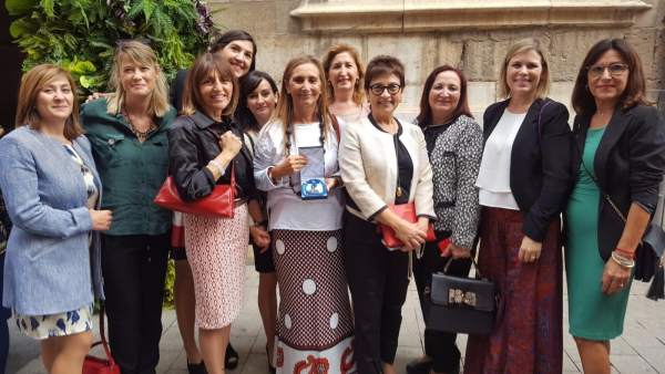La presidenta de EVAP con la junta directiva, con el galardón del 9 Oct La presidenta de EVAP con la junta directiva, con el galardón del 9 Oct