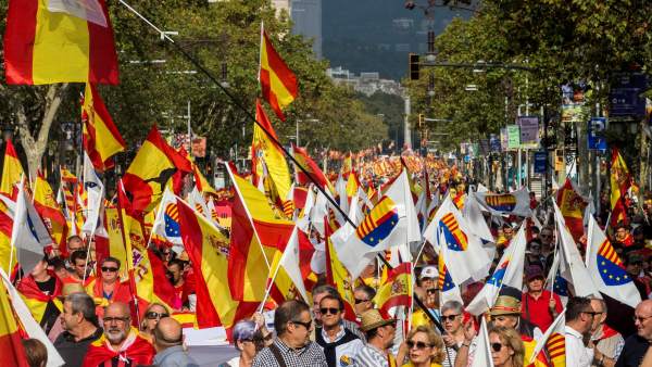 Miles de personas han marchado por la unidad de España en Barcelona. Miles de personas han marchado por la unidad de España en Barcelona.