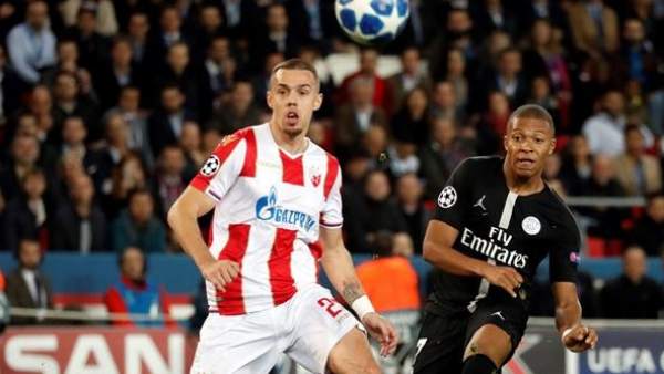Mbappé, del PSG, contra el Estrella Roja. Mbappé, del PSG, contra el Estrella Roja.