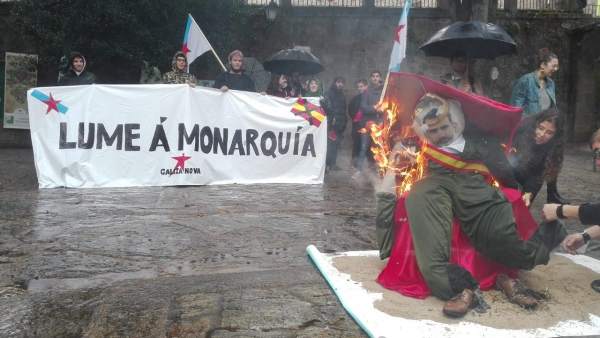 Galiza Nova quema un muñeco caricaturizado como el rey Felipe Vi Galiza Nova quema un muñeco caricaturizado como el rey Felipe Vi