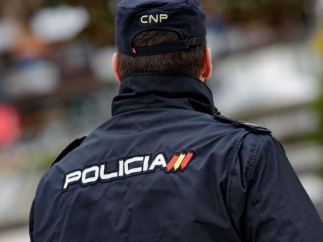 Un agente de la Policía Nacional