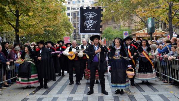 Una grupación de Albacete en la Ofrenda de Frutos a la Virgen del Pilar. Una grupación de Albacete en la Ofrenda de Frutos a la Virgen del Pilar.