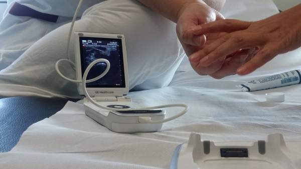 Un médico realiza una ecografía a una paciente Un médico realiza una ecografía a una paciente