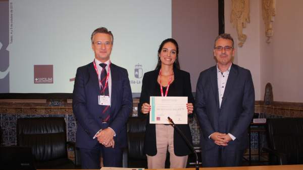 La alumna premiada, en el centro, posa con la distinción La alumna premiada, en el centro, posa con la distinción