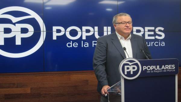 El senador y viceportavoz del PP, Francisco Bernabé, en la rueda de prensa El senador y viceportavoz del PP, Francisco Bernabé, en la rueda de prensa