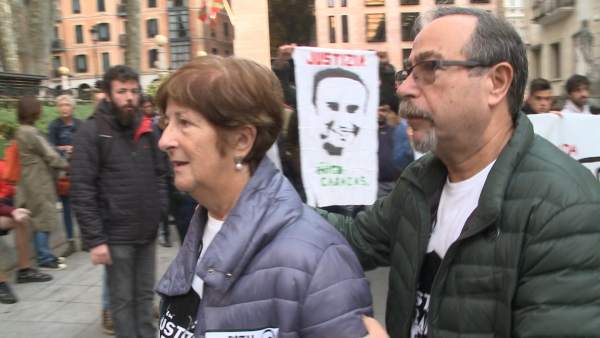 Arropan a los padres de Íñigo Cabacas al inicio del juicio Arropan a los padres de Íñigo Cabacas al inicio del juicio