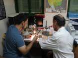 Investigadores analizan una muestra de mosquito tigre