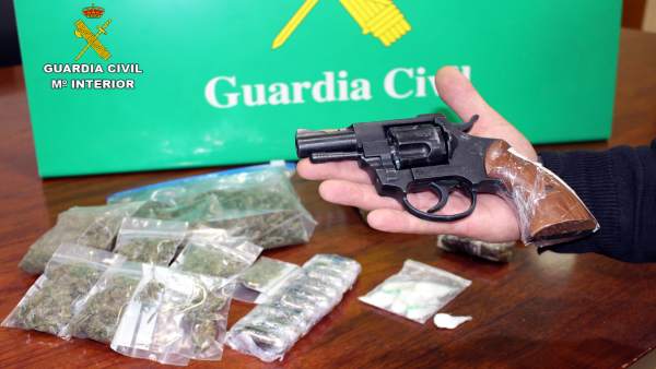Drogas y pistola intervenidas Drogas y pistola intervenidas