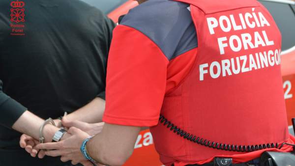 Detención realizada por un agente de Policía Foral Detención realizada por un agente de Policía Foral