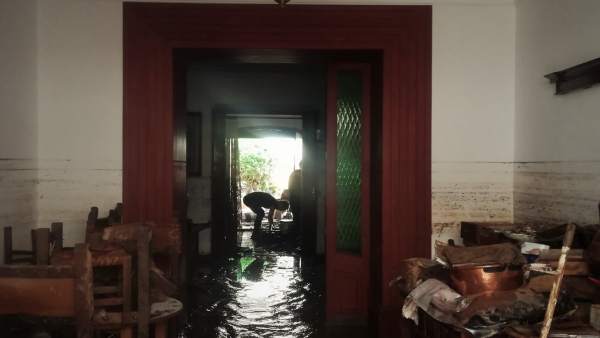 Un vecino achica agua en su casa en Sant Llorenç tras las inundaciones Un vecino achica agua en su casa en Sant Llorenç tras las inundaciones