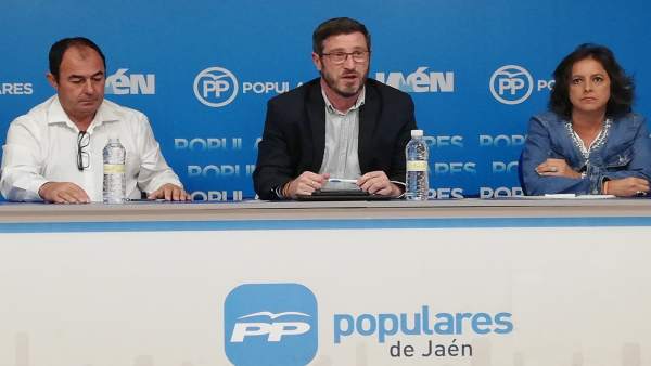 Miguel Contreras (c), junto a otros miembros del PP de Jaén. Miguel Contreras (c), junto a otros miembros del PP de Jaén.