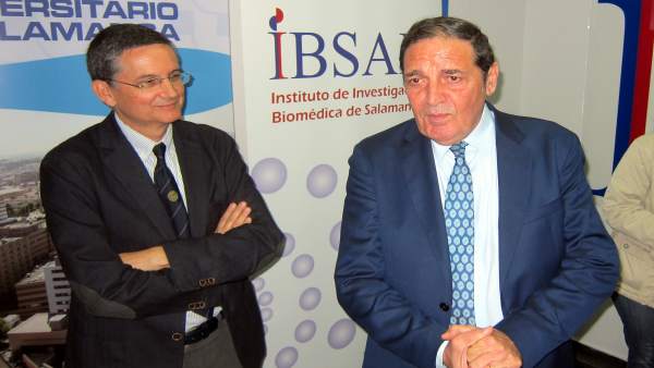 El consejero Sáez Aguado (derecha) junto al director del IBSAL, Rogelio González El consejero Sáez Aguado (derecha) junto al director del IBSAL, Rogelio González