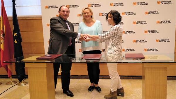 Firma del convenio entre el Gobierno de Aragón, AGUJAMA y OMEZYMA. Firma del convenio entre el Gobierno de Aragón, AGUJAMA y OMEZYMA.