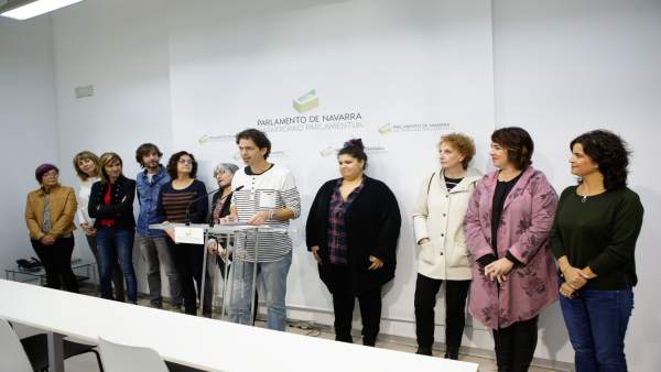 Representantes de la Plataforma de Entidades Sociales y parlamentarios Representantes de la Plataforma de Entidades Sociales y parlamentarios