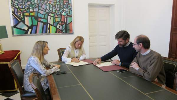 Firma del convenio entre el Ayuntamiento de Cáceresy Okola Firma del convenio entre el Ayuntamiento de Cáceresy Okola